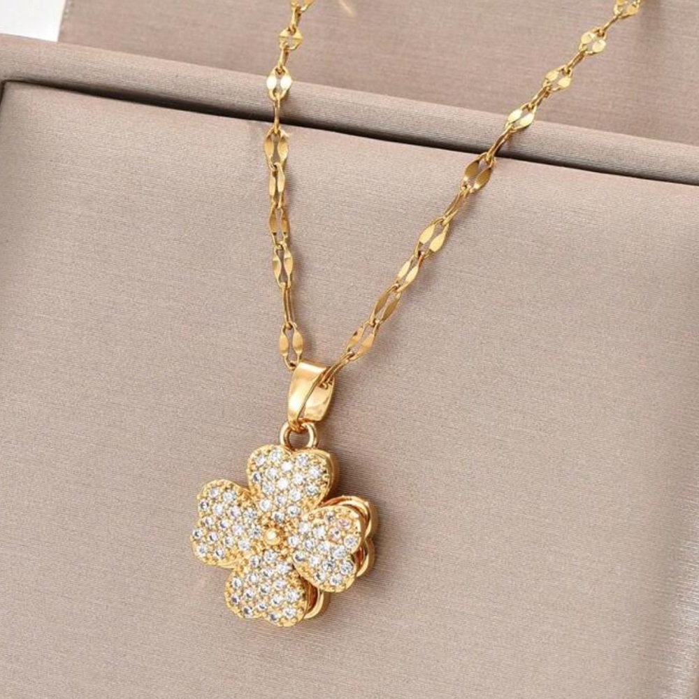 Elegant Gold Flower Pendant Necklace - Picture 2 of 3